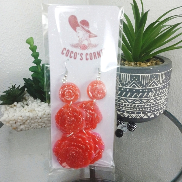 Glitter rose long dangle resin earrings - Picture 8 of 8